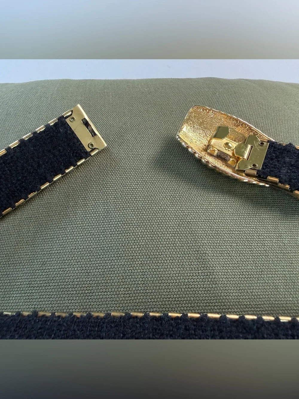Vintage Gold Tone Stretch Fish Scale Belt Ribbed Oval Buckle